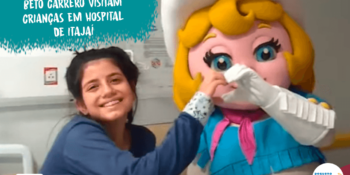 Personagens do parque Beto Carrero visitam crianças em hospital de Itajaí